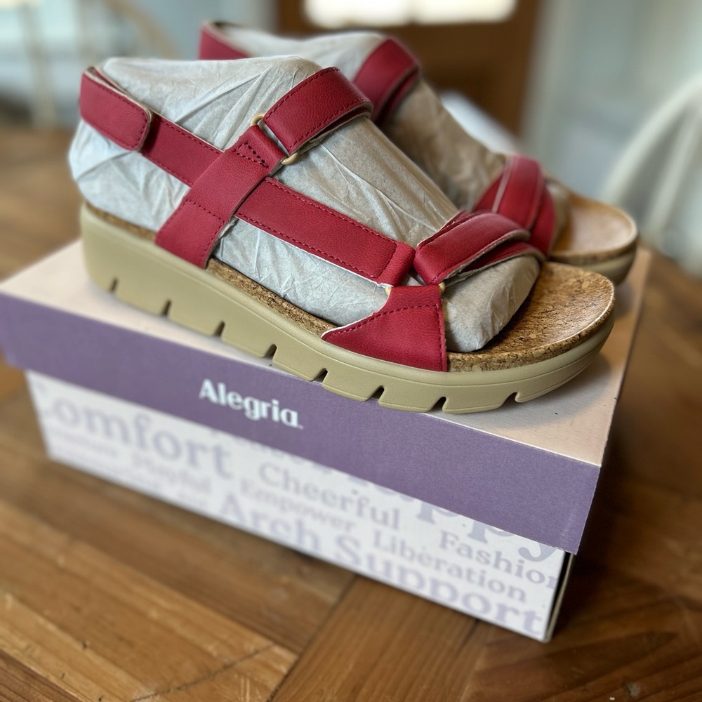 BRAND NEW NEVER WORN Alegría Henna Sandals in Washed Ruby 38/8-8.5
